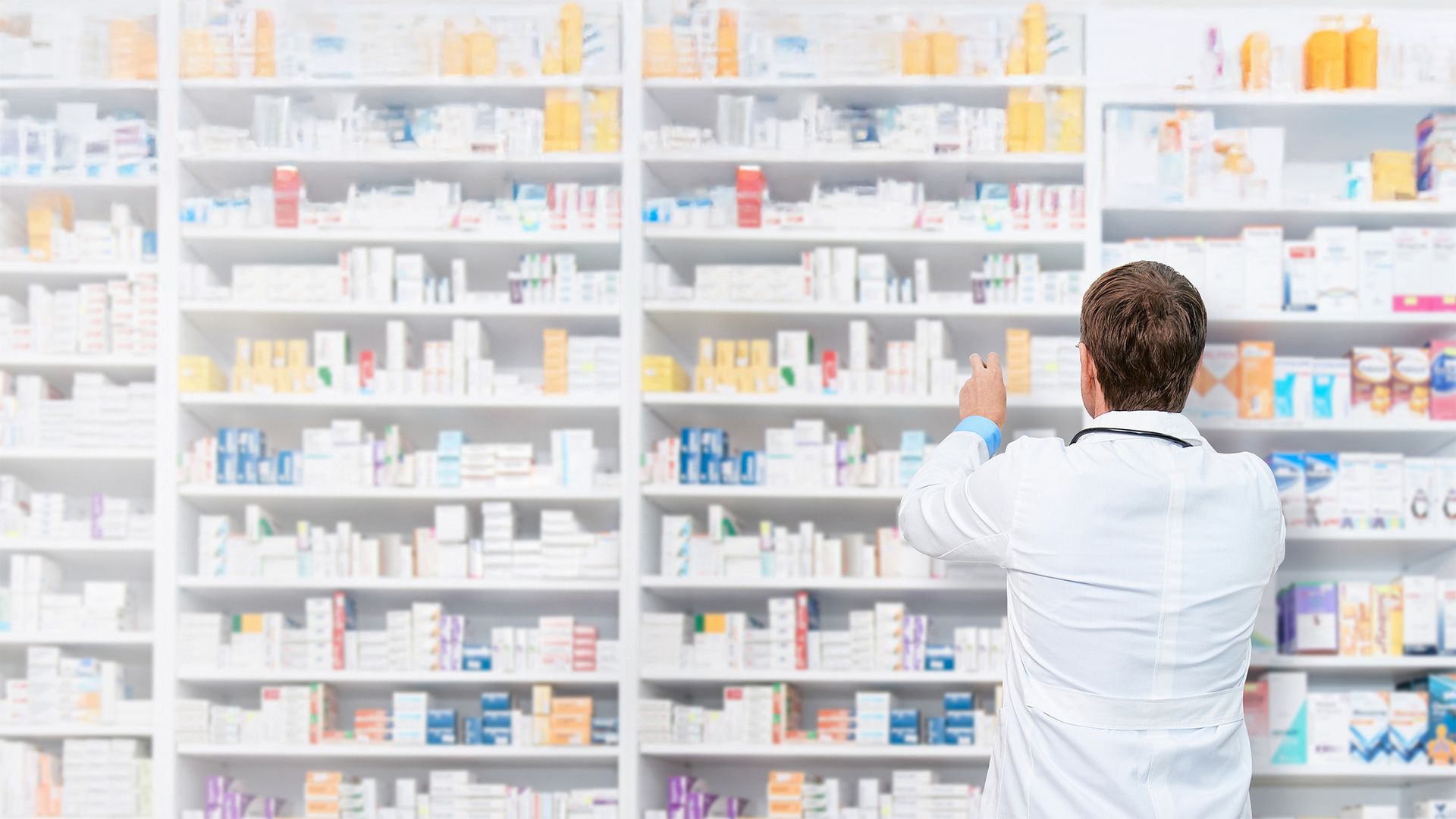 Apotheker vor Regalen voller Arzneimittel und Pflegeprodukt